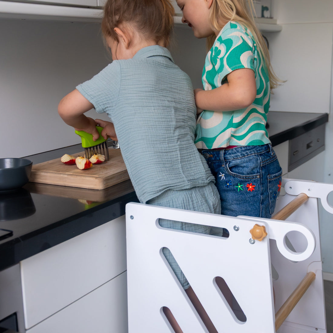 Leertoren, leertorens, montessori leertoren, opstapje kind, keukentoren, learning tower